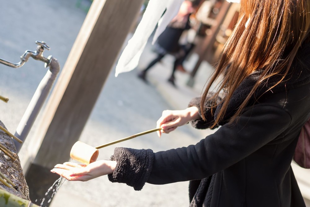 Photo By 神社で手水をする女性