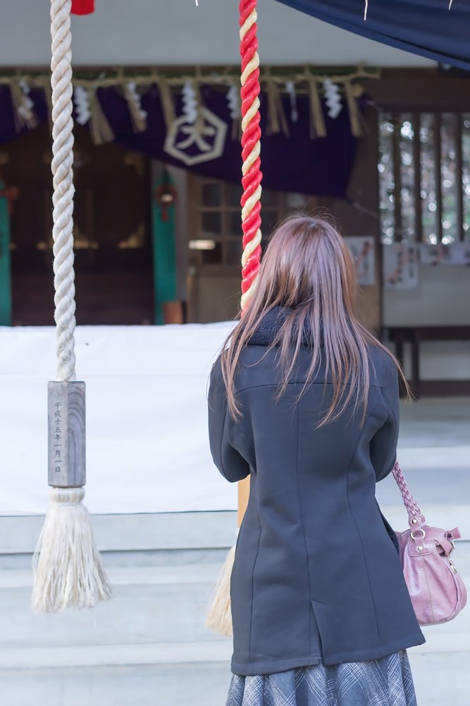 Photo By 神社で参拝する女性