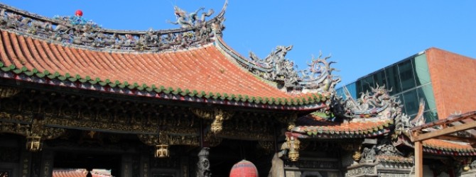占いの本場、台湾龍山寺で手に入れた赤い糸はばっちり恋愛に効きました