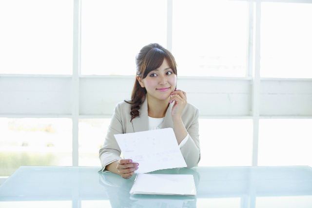 結婚の話を聞いて明るい気持ちで仕事ができる Photo By 写真AC